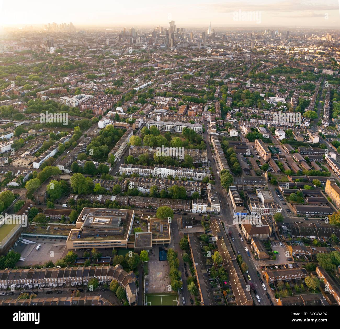 Vista aerea di Islington, Londra, Regno Unito, che mostra il paesaggio urbano con lo Shard in lontananza. Cattura la densità e la div. Architettonica della città Foto Stock