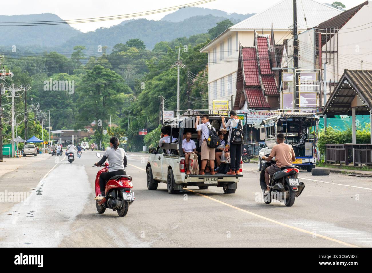Koh Chang, Thailandia. 19 agosto 2025. Una vista di un camion sulla strada con il dorso pieno di studenti che vanno a scuola sull'isola di Koh Chang, Thailandia. Koh Chang, la terza isola più grande della Thailandia, ha una piccola popolazione di residenti permanenti. Storicamente, l'economia locale era incentrata sulla coltivazione della noce di cocco e della gomma. Tuttavia, negli ultimi decenni, il turismo è diventato il principale motore economico, con molti residenti ora coinvolti nell'ospitalità. Credito: SOPA Images Limited/Alamy Live News Foto Stock