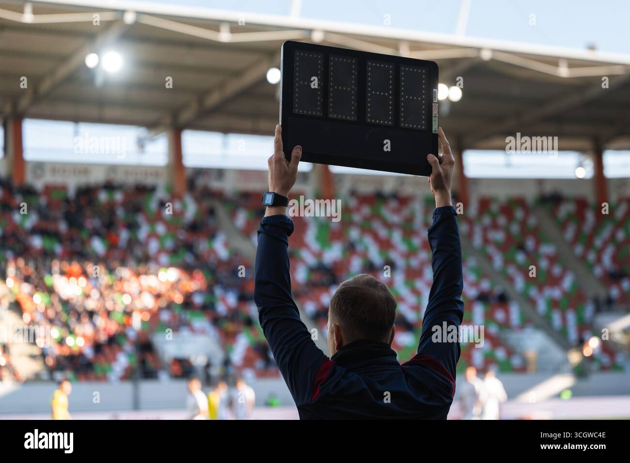 Showsboard dell'arbitro tecnico con tempo non aggiunto durante la partita di calcio. Foto Stock