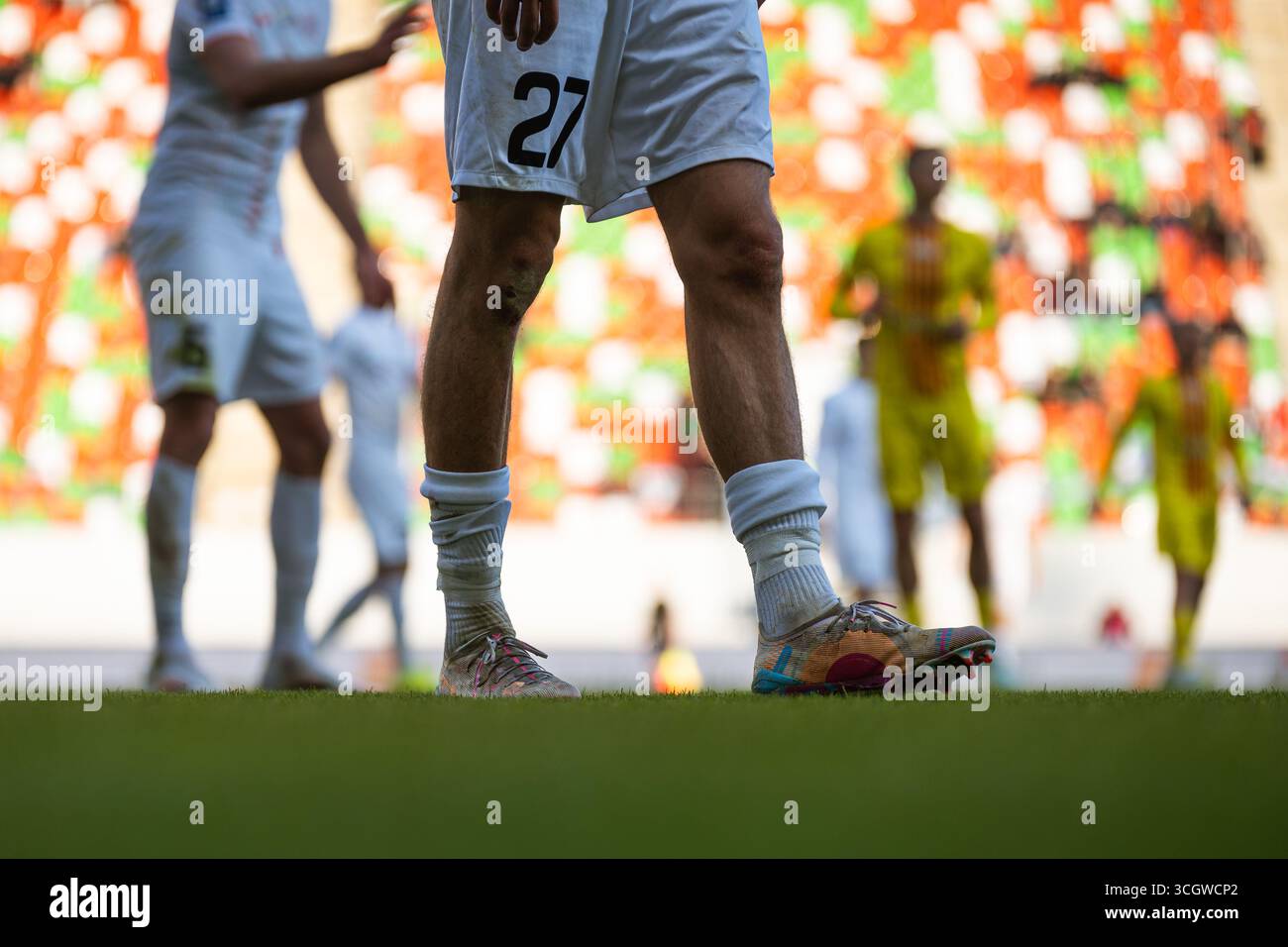 Gambe di calciatore durante il calcio game400mm.pl Foto Stock