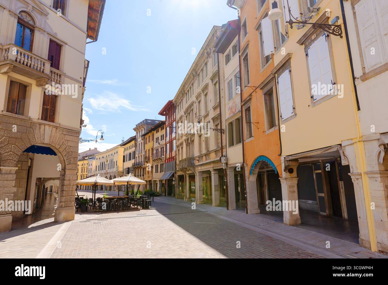 Piazza Matteotti a Udine con chiesa, statua ed edifici storici Foto Stock Piazza Matteotti a Udine con chiesa, statua ed edifici storici Foto Stock