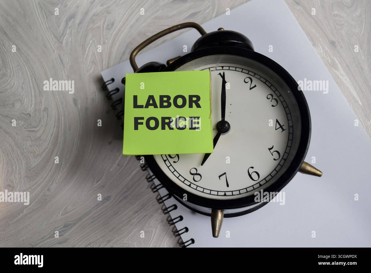 Concetto di forza lavoro scrivere su note adesive isolate su un tavolo di legno. Foto Stock