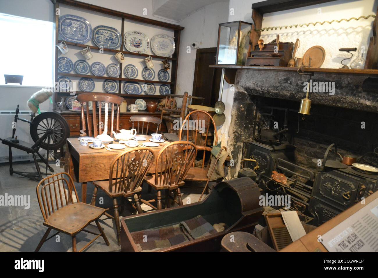 Abitazione domestica ricreata al Museo di Abergavenny, Abergavenny, Galles del Sud, Regno Unito Foto Stock