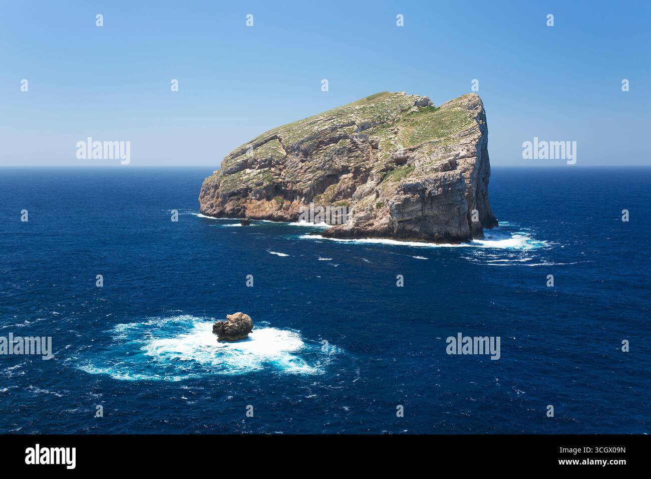 Parco naturale regionale di Porto Conte, Alghero, Sassari, Sardegna, Italia. Vista da Capo caccia alle aspre scogliere calcaree dell'isola di Foradada. Foto Stock