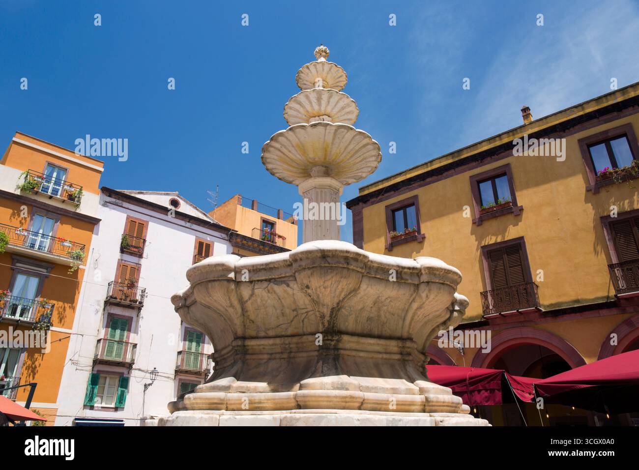 Bosa, Oristano, Sardegna, Italia. Vista ad angolo basso della fontana ornamentale in marmo in Piazza Costituzione, nota anche come Piazza Fontana. Foto Stock