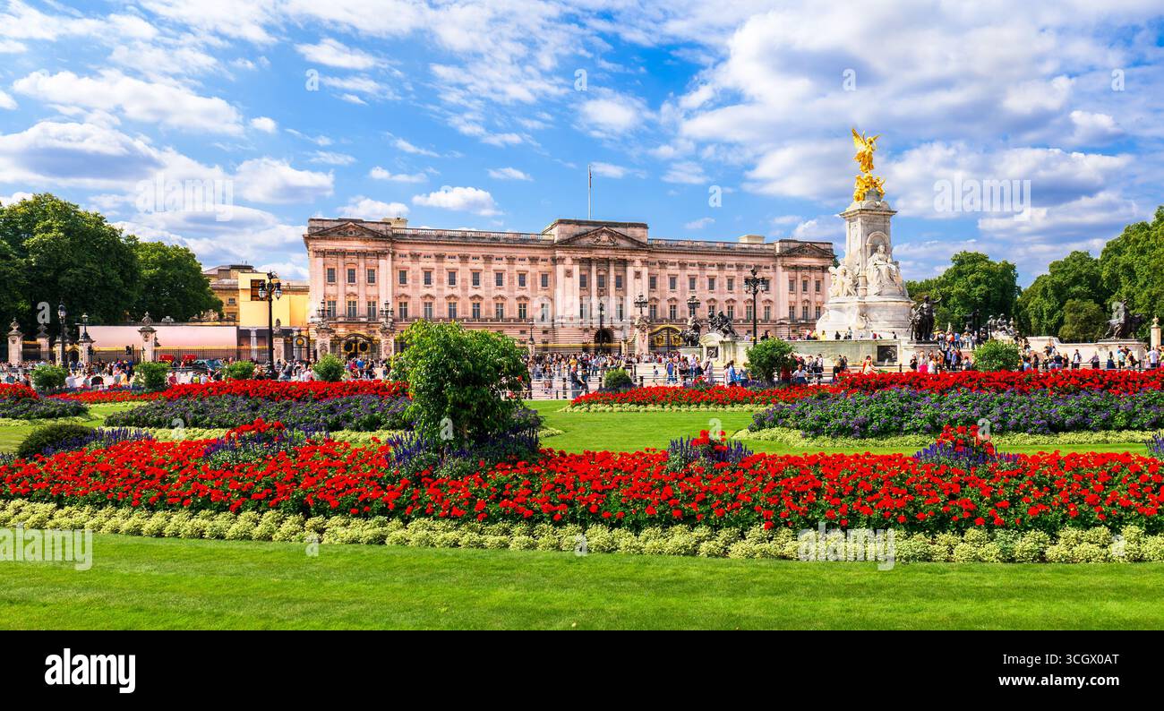 Londra, Inghilterra, Regno Unito - 23 agosto 2025: Buckingham Palace e Victoria Memorial con giardini fioriti estivi in una giornata di sole Foto Stock