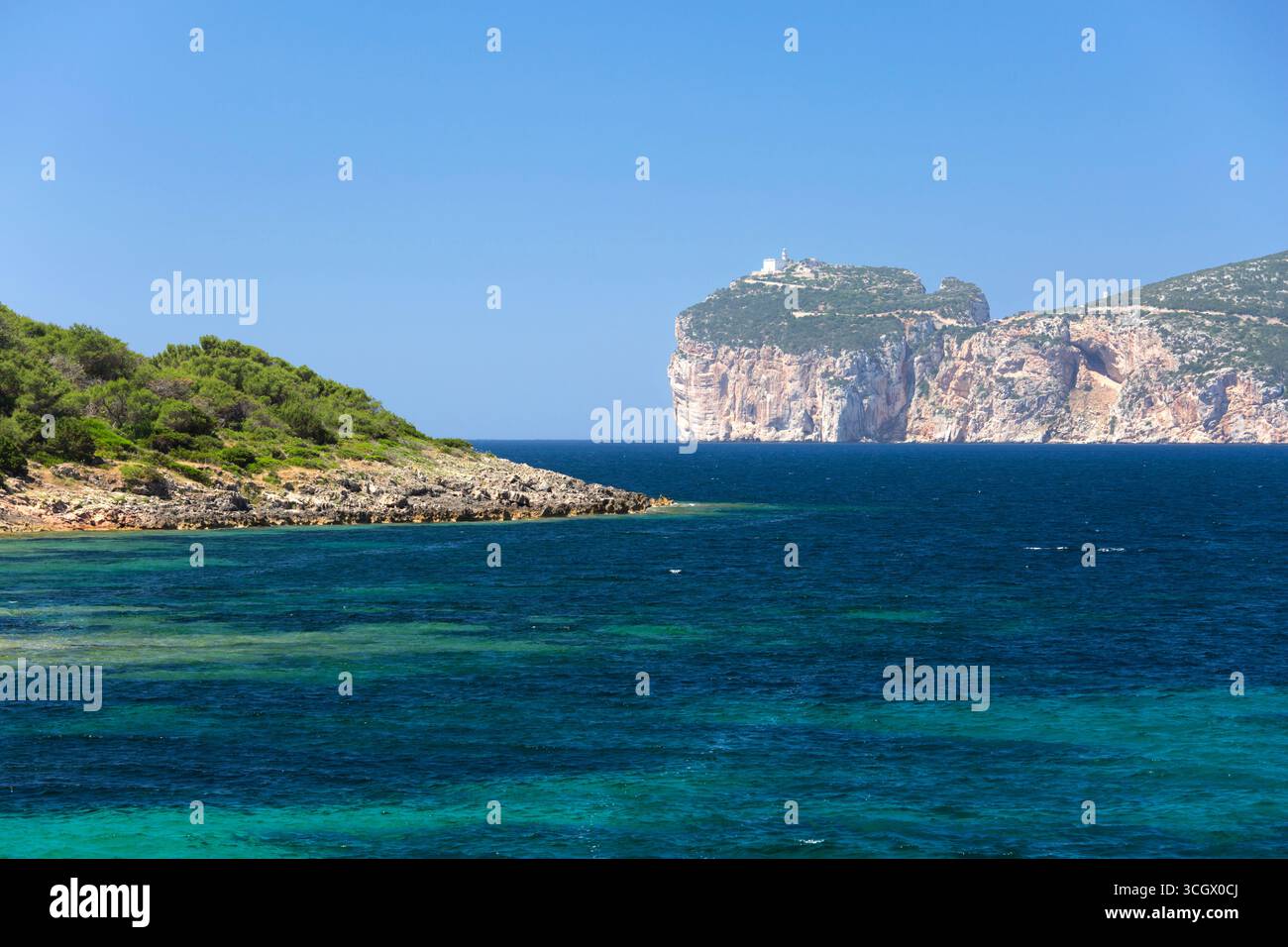 Parco naturale regionale di Porto Conte, Alghero, Sassari, Sardegna, Italia. Ammira la baia di Porto Conte e le aspre scogliere calcaree di Capo caccia. Foto Stock