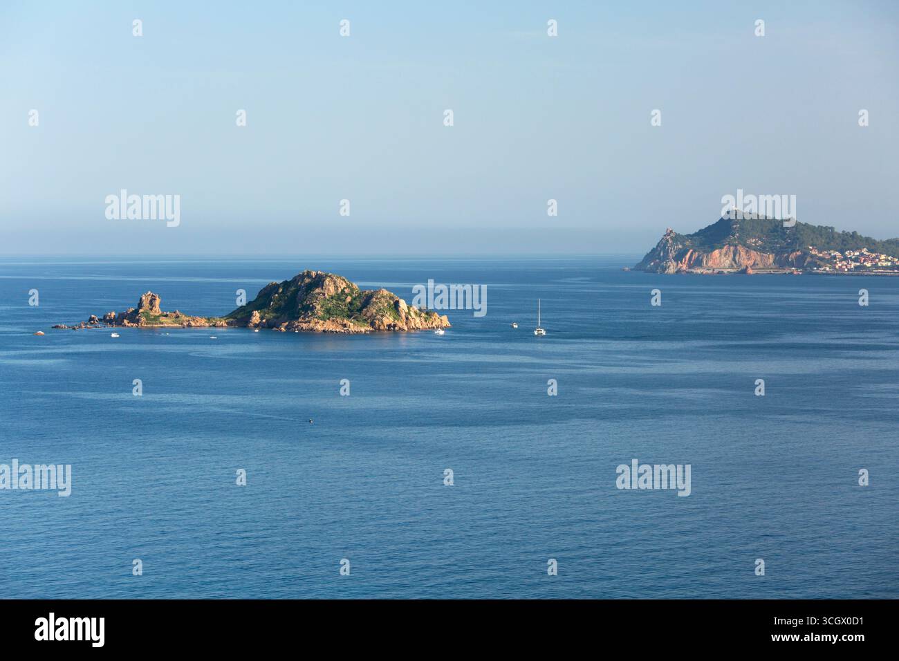 Santa Maria Navarrese, Baunei, Ogliastra, Sardegna, Italia. Vista sul Golfo di Arbatax fino all'isola di Ogliastra e Capo Bellavista, tramonto. Foto Stock
