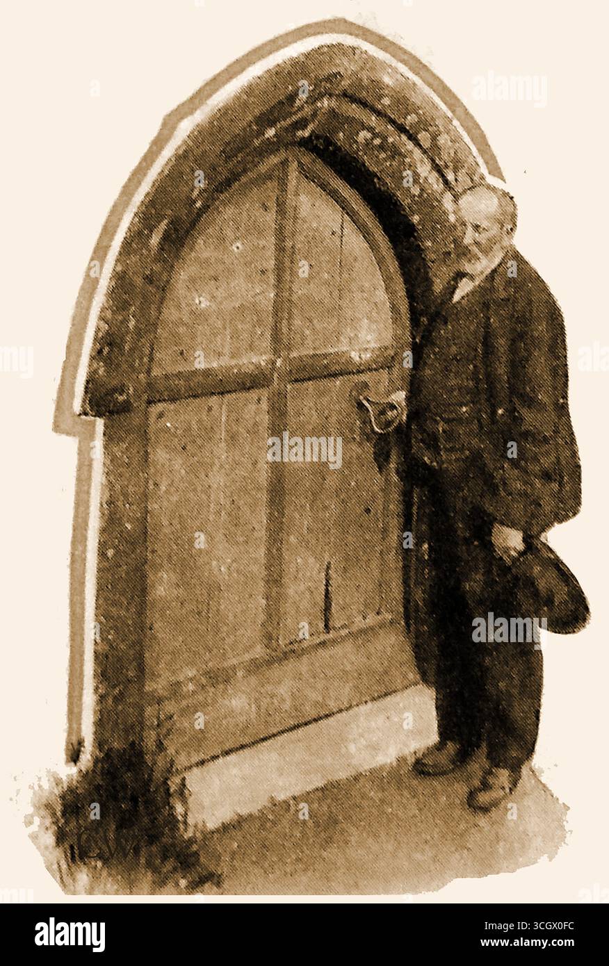 1918 immagine del sexton James Narracott una lunga fila di sexton Narracott nella chiesa di Stoke Gabriel a Totnes fin dai primi tempi. George Narracott 1935-1987. Era stata la chiesa di verger per 51 anni e prima di allora la famiglia Narracott aveva tramandato il posto di verger di padre in figlio per 450 anni, in una linea ininterrotta sin dalla riforma nel 1540 Foto Stock