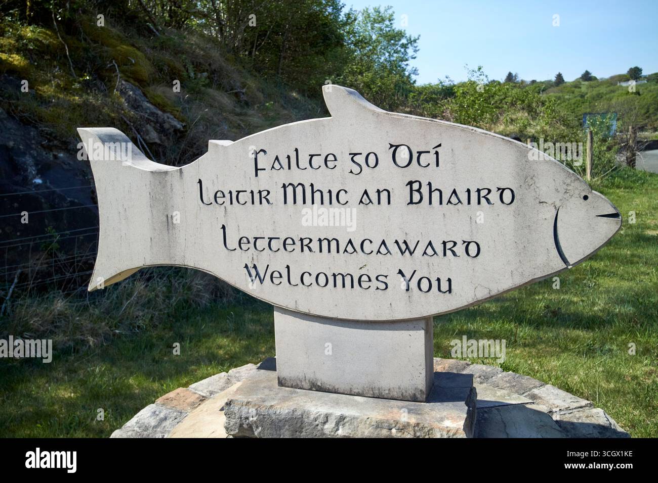 lettermacaward ti dà il benvenuto con l'insegna del pesce della contea di donegal, repubblica d'irlanda Foto Stock