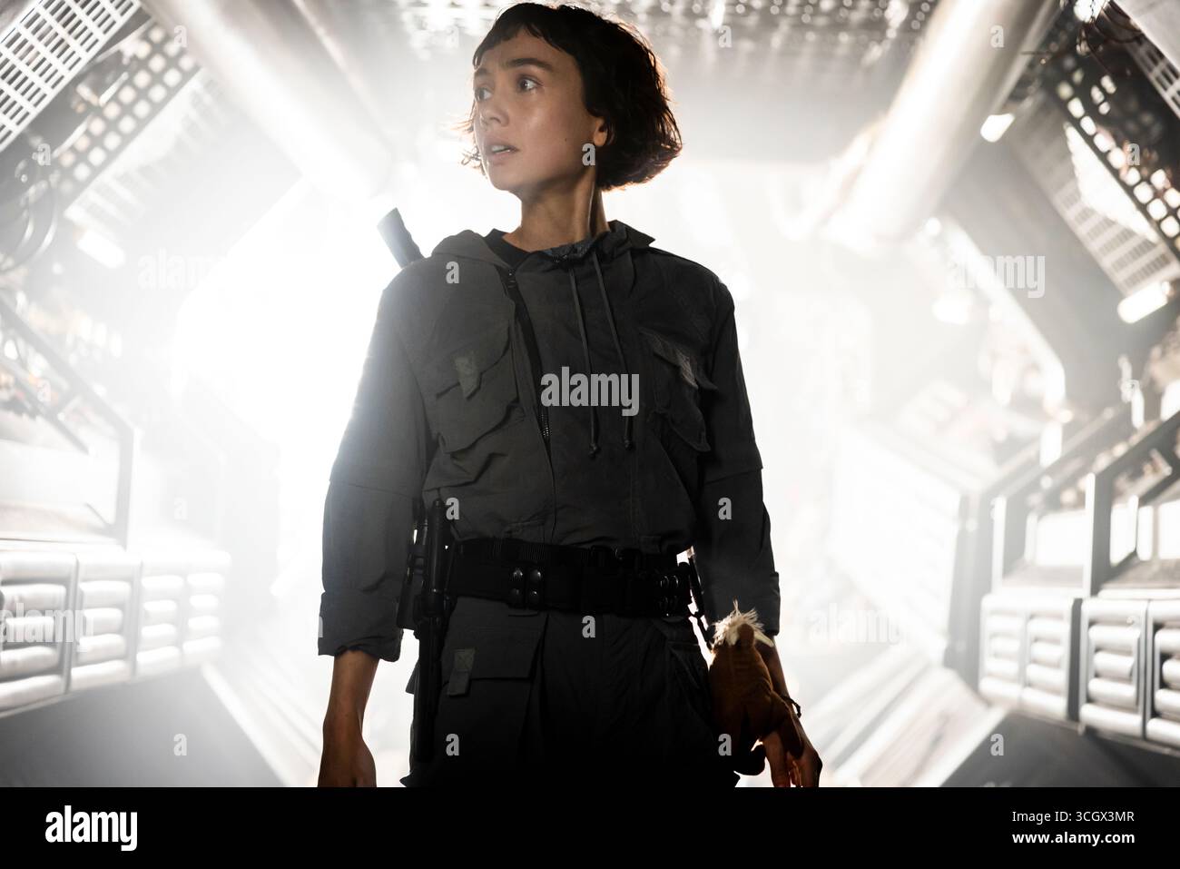Alien: Earth (2025-) serie TV creata da Noah Hawley e interpretata da Sydney Chandler nel ruolo di Wendy. In un distopico 2120, un vascello spaziale profondo schiantato scatena sulla Terra diverse forme di vita aliene letali, costringendo una donna ibrida sintetica e soldati tattici a confrontarsi con la più grande minaccia dell'umanità. La pubblicità è ancora SOLO PER USO EDITORIALE. Credito: BFA / Hulu Foto Stock