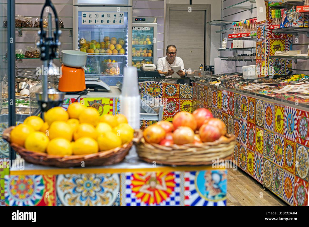 Negozi siciliani con ornamenti tradizionali con frutta, verdura e dolci. Viaggia in Italia Foto Stock