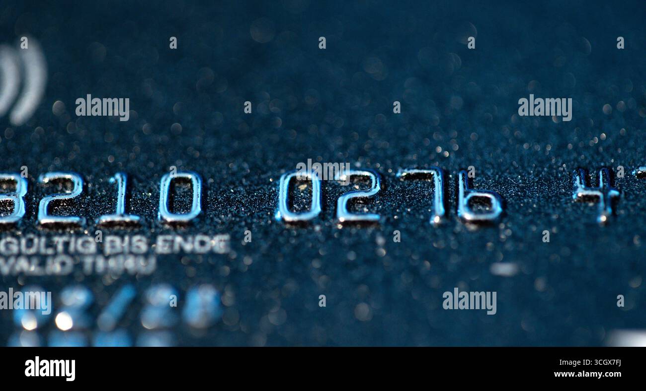 Chiudere la carta di credito. Chiudere la carta di credito. Banking, pagamento, senza contanti, shopping online, digitale, sicurezza, privacy. Business credit card B97A8675 Foto Stock
