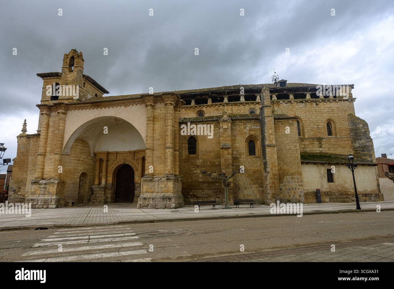 Chiesa di origine romanica con portico laterale, porta ad arco e campanile a Fromista, Palencia Foto Stock