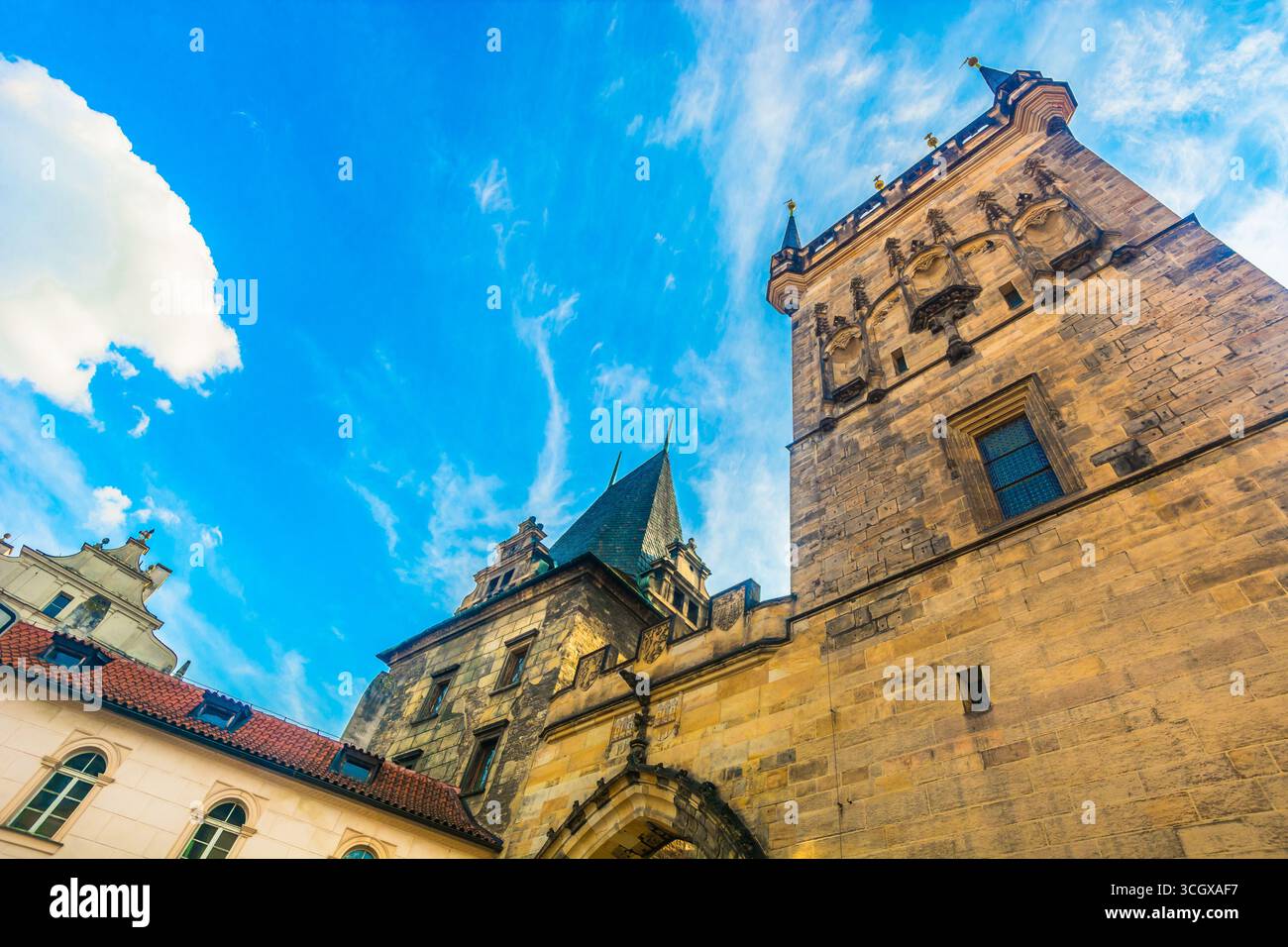 Una vista dettagliata dell'architettura di Praga, Repubblica Ceca, che mette in risalto i suoi archi gotici e le intricate opere in pietra, che mostrano il fascino dell'UNESCO Foto Stock