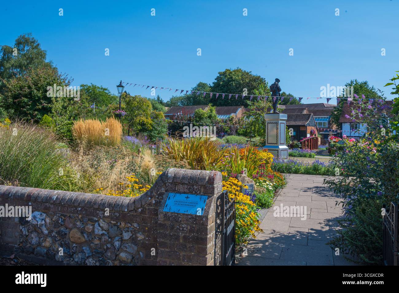 Persone a Amersham Garden of Remembrance in una giornata estiva di sole Broadway Old Amersham Buckinghamshire Inghilterra Regno Unito Foto Stock