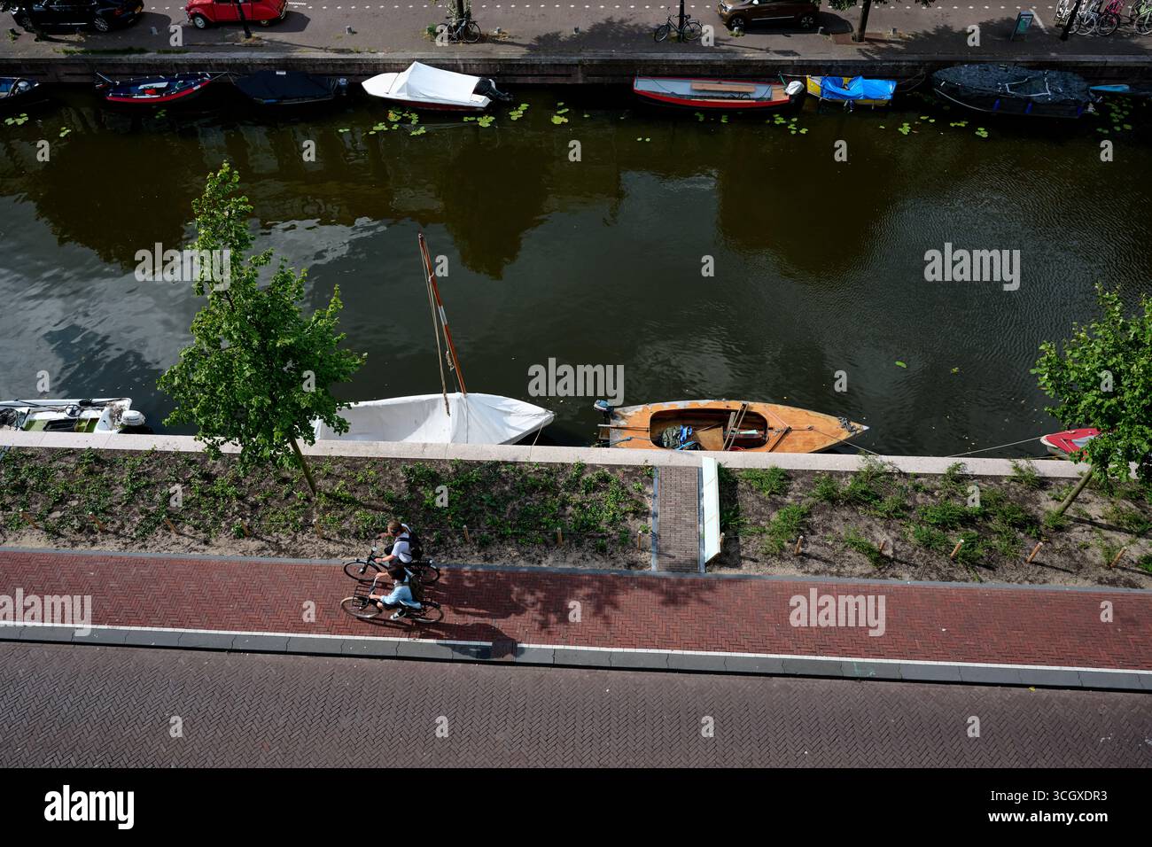 Vista dall'alto su un canale e una pista ciclabile in estate Foto Stock