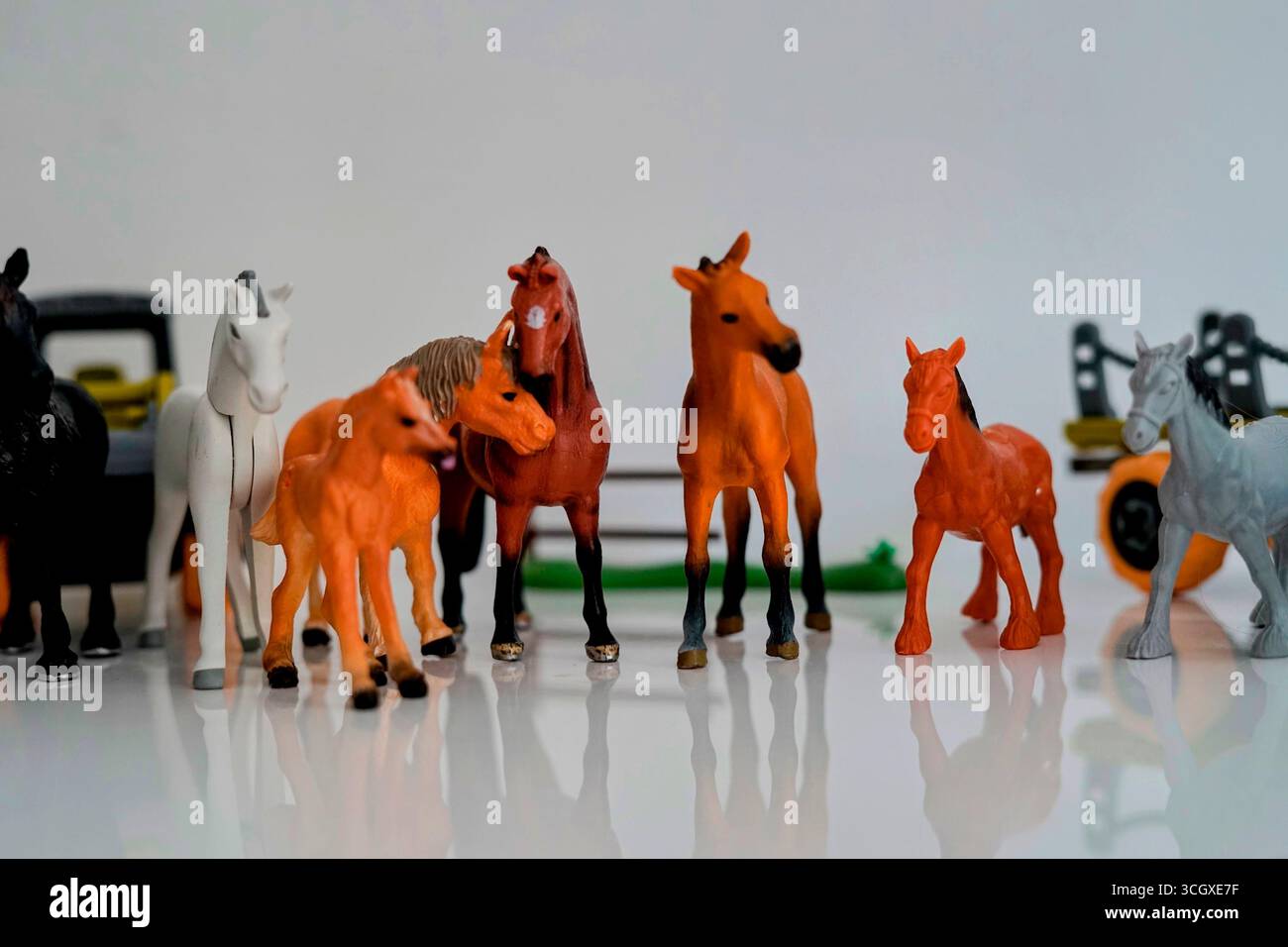 Una deliziosa collezione di cavalli giocattolo disponibile in vari colori Foto Stock