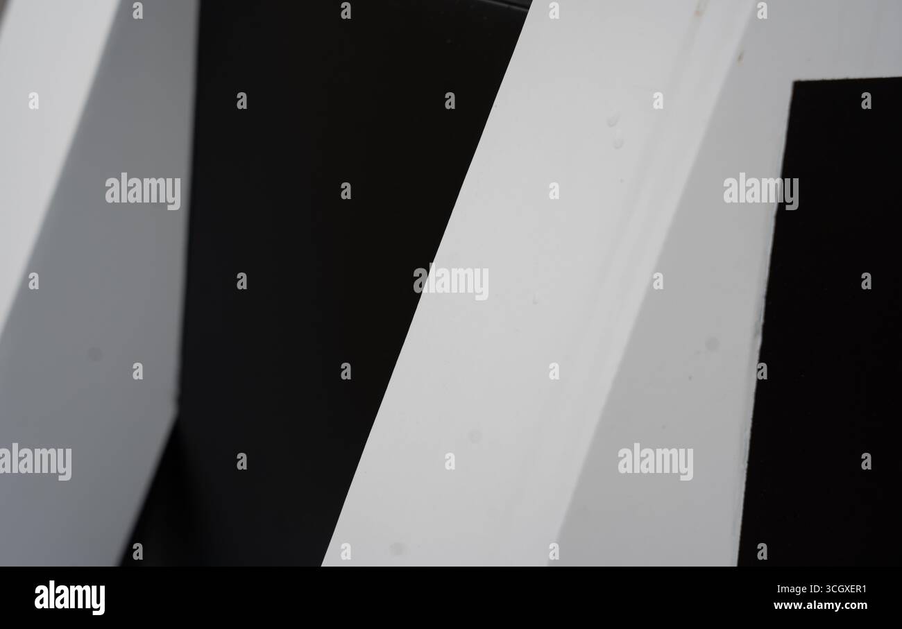 primo piano in bianco e nero astratto di struttura bianca con ombre che creano forme geometriche linee e angoli immagine orizzontale con fram nero o bianco Foto Stock