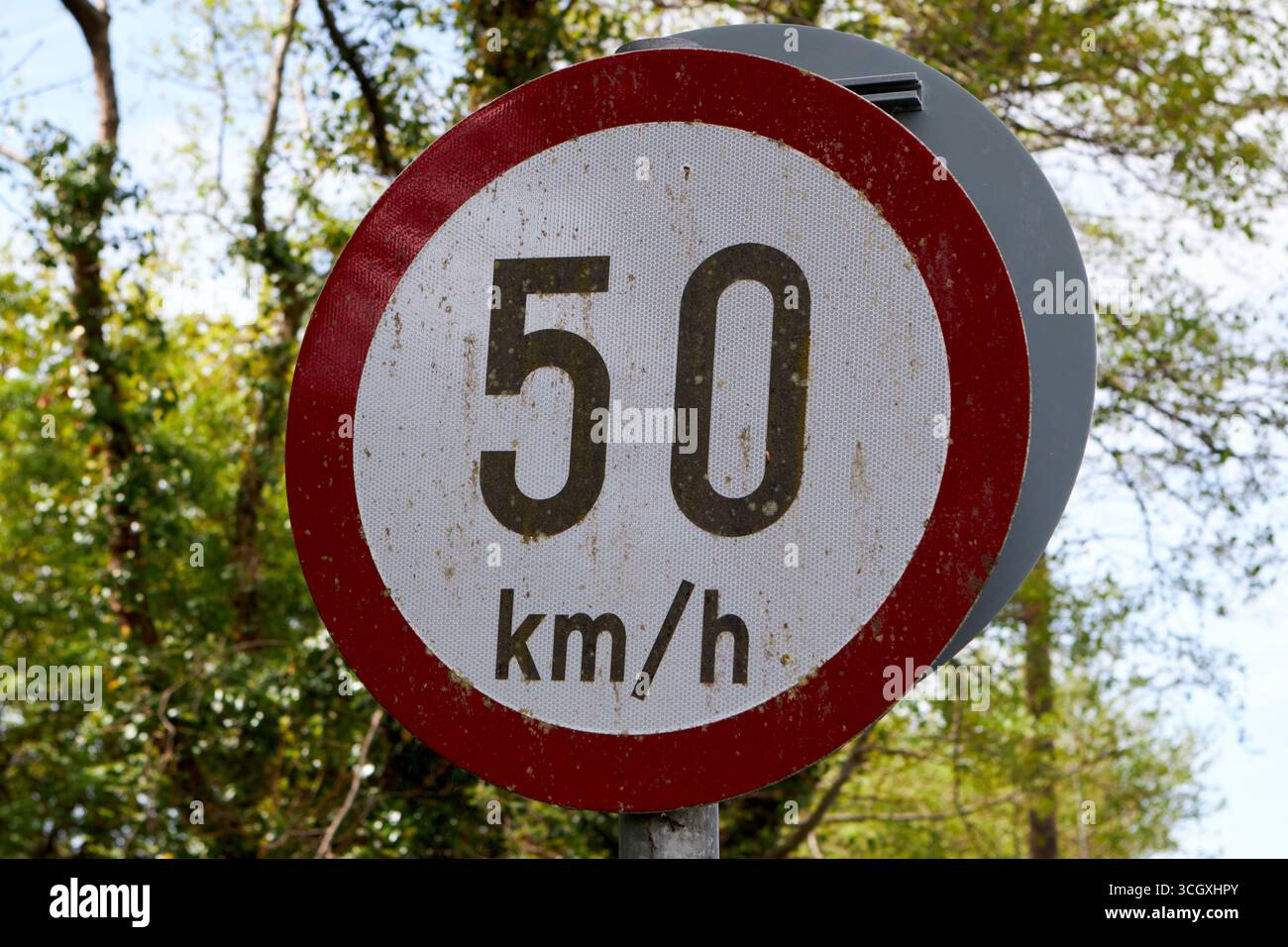 cartello limite di velocità 50 km/h glenties county donegal repubblica d'irlanda Foto Stock