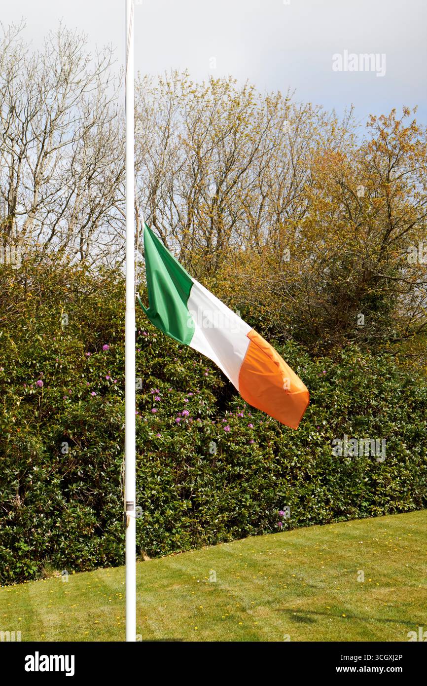 bandiera irlandese che sventola a mezz'asta per la morte di papa francesco glenties contea di donegal repubblica d'irlanda Foto Stock