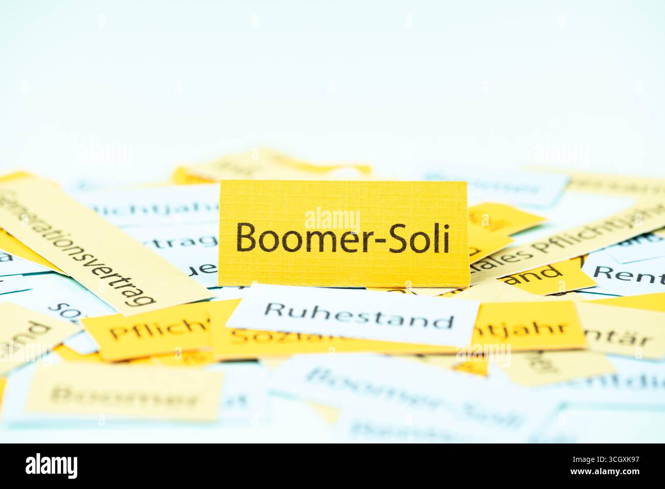 Boomer soli, supplemento di solidarietà in lingua tedesca, povertà nella vecchiaia, tassa sulle pensioni per la generazione di pensionati, proposta di riforma in Germania Foto Stock