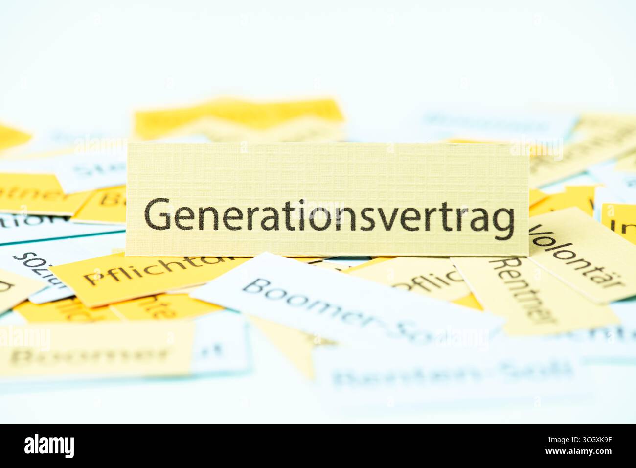 Contratto intergenerazionale, supplemento solidarietà Boomer, imposta sulle pensioni, generazione di pensionati, proposta di riforma, anno sociale obbligatorio Foto Stock