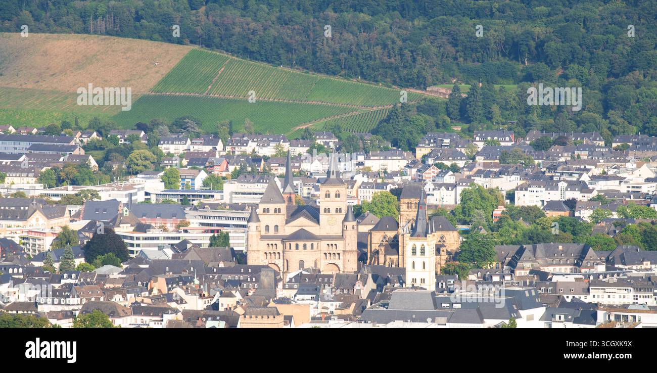 Paesaggio urbano di Treviri con la Cattedrale alta di San Pietro, Valle della Mosella, Germania, Duomo cattolico romano, facciata della Torre in mattoni Foto Stock