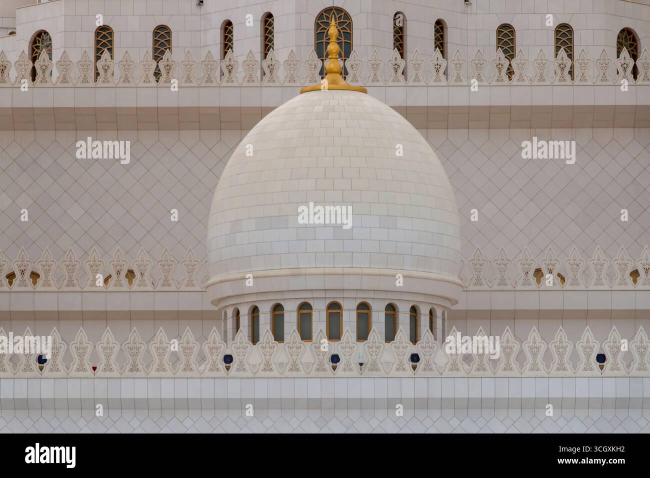 Emirati Arabi Uniti - Abu Dhabi - dettaglio cupola e balaustra - cupola a cipolla cremosa che si innalza sopra marmo fantasia e archi delicati Foto Stock