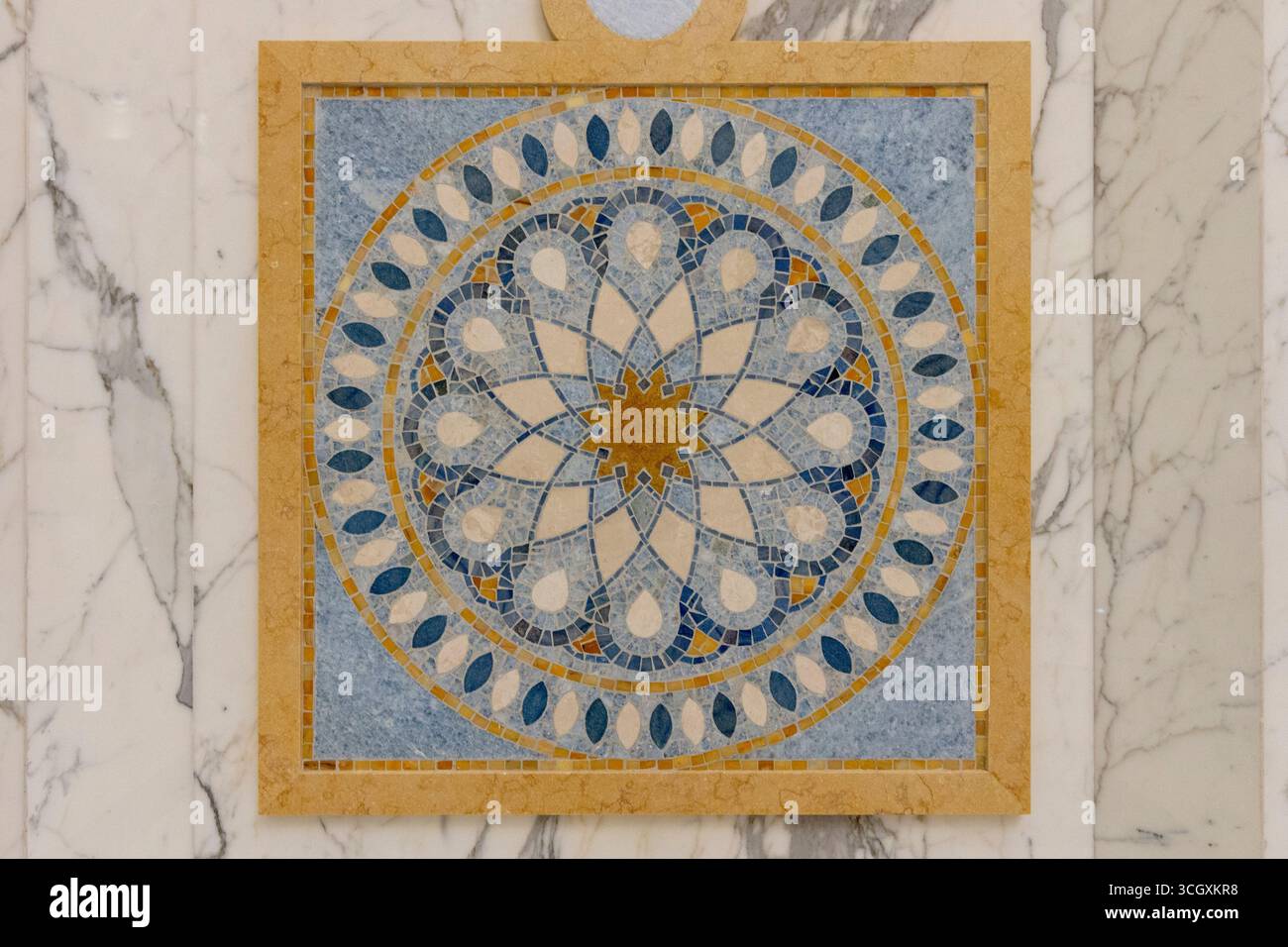 Emirati Arabi Uniti - Abu Dhabi - Medaglione in marmo - Rosetta di toni semi-preziosi incorniciata in oro su pietra lucida Foto Stock Emirati Arabi Uniti - Abu Dhabi - Medaglione in marmo - Rosetta di toni semi-preziosi incorniciata in oro su pietra lucida Foto Stock