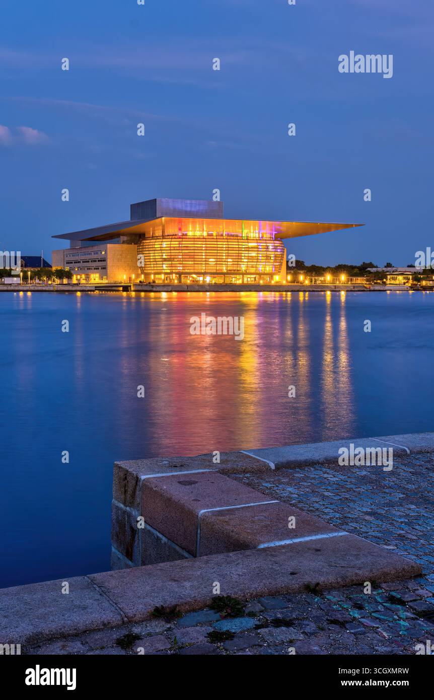 L'imponente Teatro dell'Opera di Copenaghen e il Porto interno di notte Foto Stock