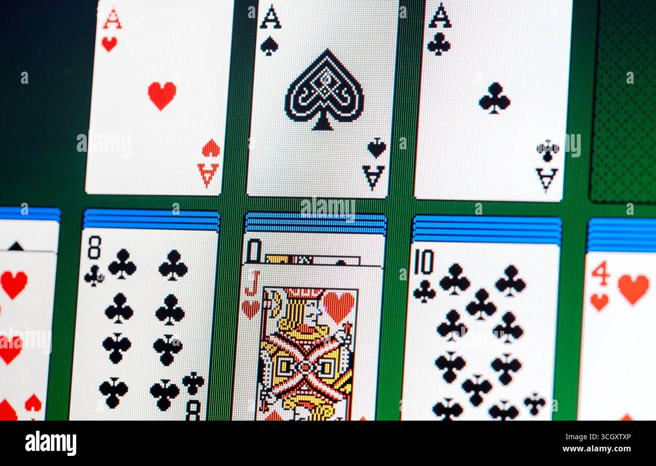 Solitario classico di Windows XP primo piano di carte da gioco su schermo retro del computer, pile di carte pixellate, ricordi nostalgici gioco di carte digitale tradizionale i Foto Stock