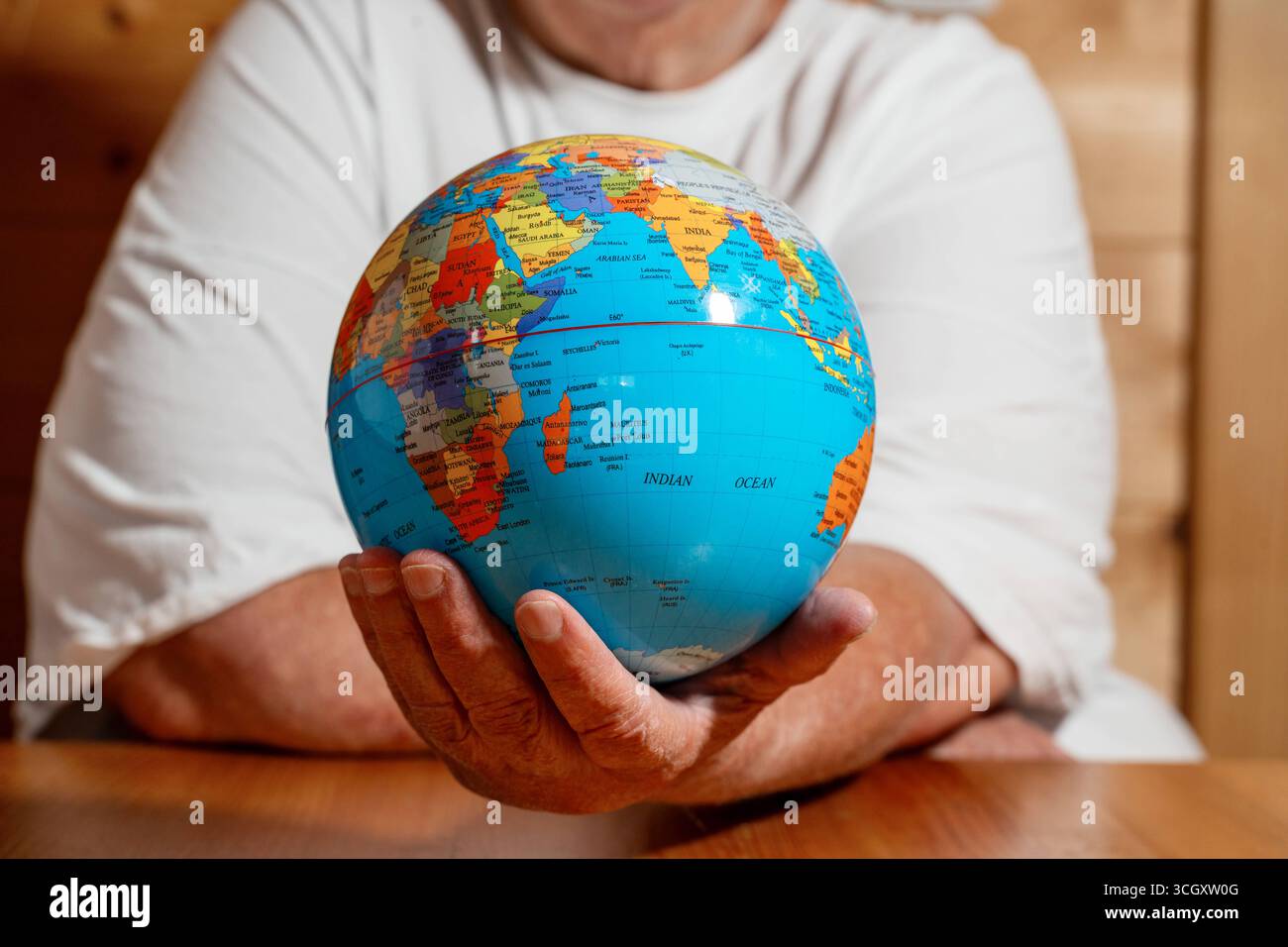 Baviera, Germania - 29 agosto 2025: Una mano tiene il globo un simbolo della globalizzazione. L'immagine rappresenta il networking mondiale, la cooperazione internazionale, il commercio e la responsabilità condivisa in un mondo globale. *** Eine Hand hält den Globus Symbol für Globalisierung. DAS Bild steht für weltweite Vernetzung, internationale Zusammenarbeit, Handel und die gemeinsame Verantwortung in einer globalen Welt. Foto Stock
