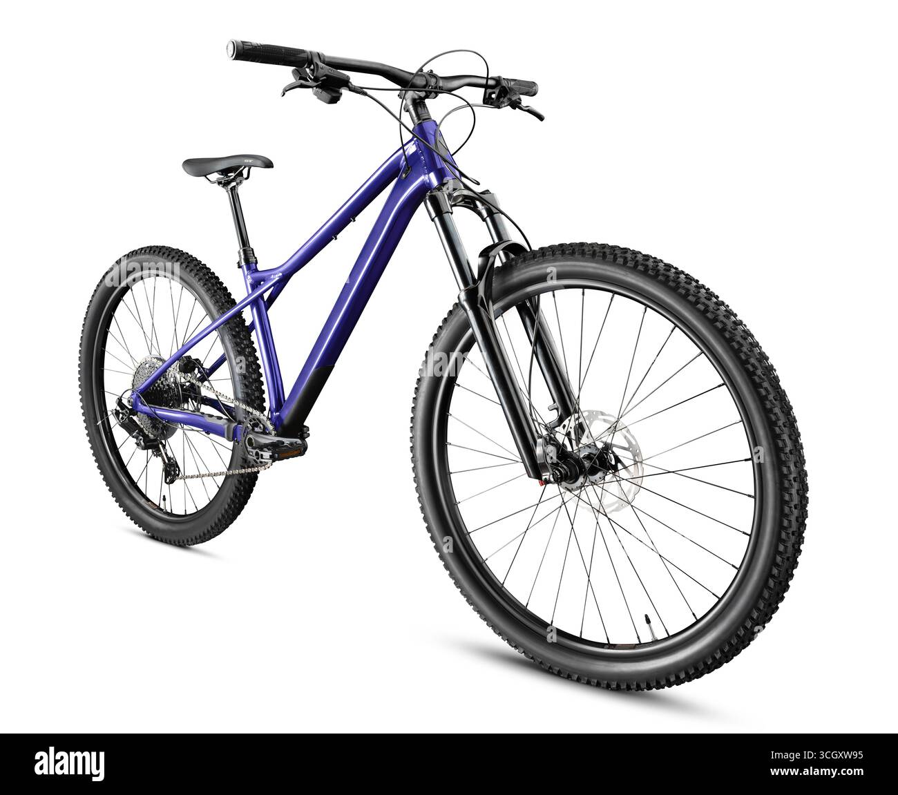 Una vista anteriore di tre quarti con angolazione bassa di una mountain bike hardtail viola, che mostra la forcella della sospensione, il freno a disco anteriore e gli pneumatici di tipo knobby. Foto Stock