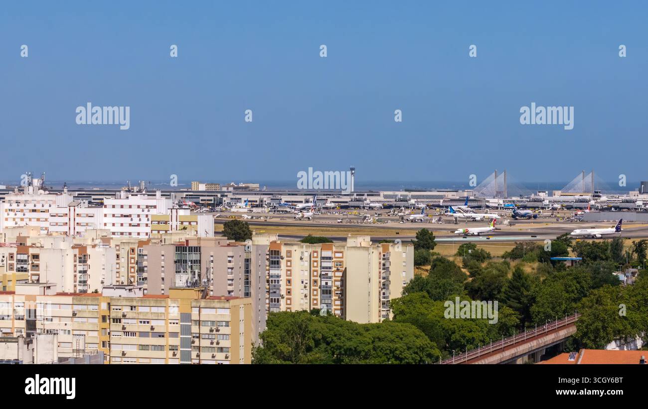 L'aeroporto di Lisbona è pieno di aerei, infrastrutture e attività durante una giornata limpida: L'aeroporto Humberto Delgado Foto Stock