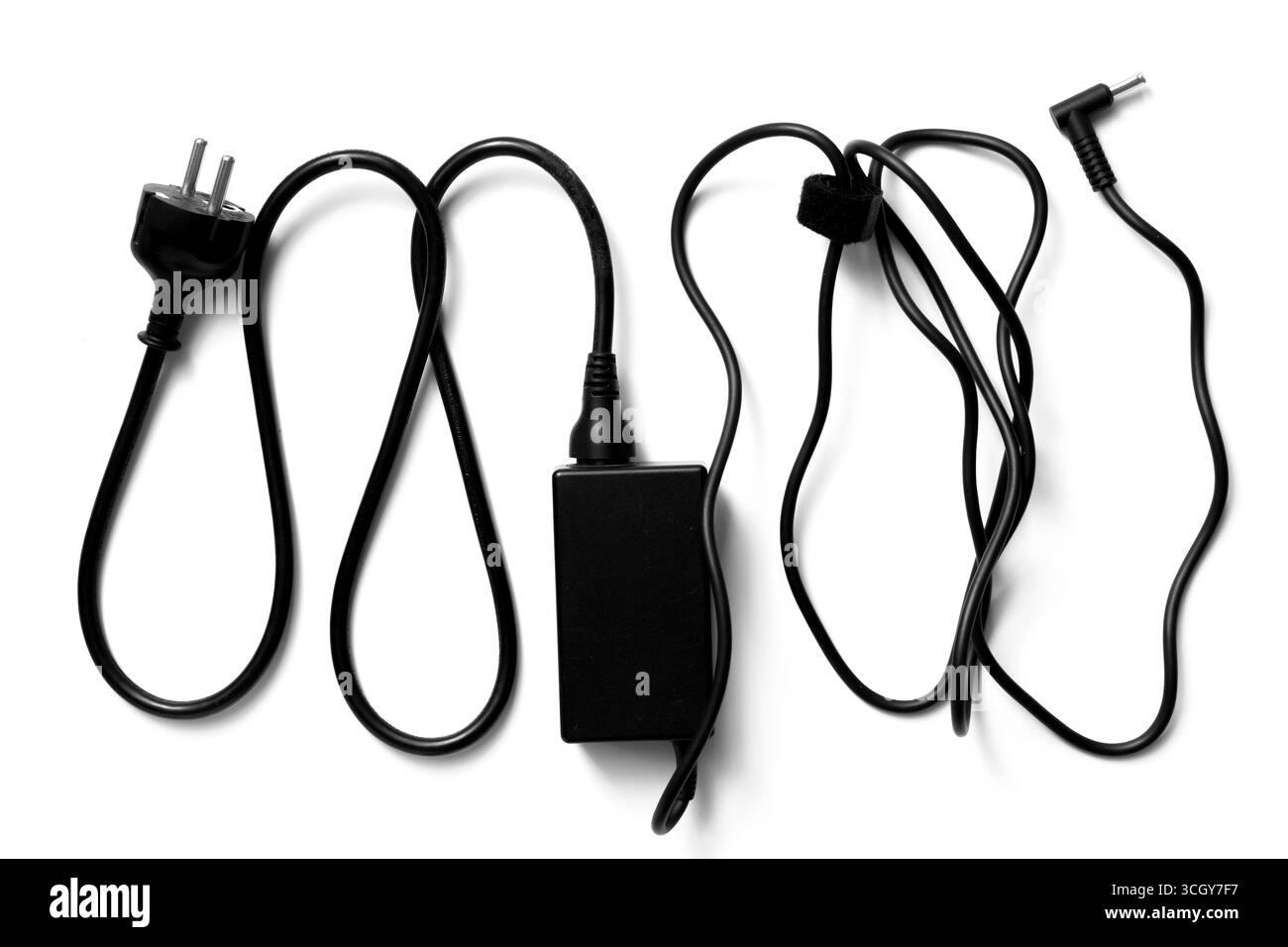 Adattatore caricabatteria per laptop isolato su sfondo bianco Foto Stock