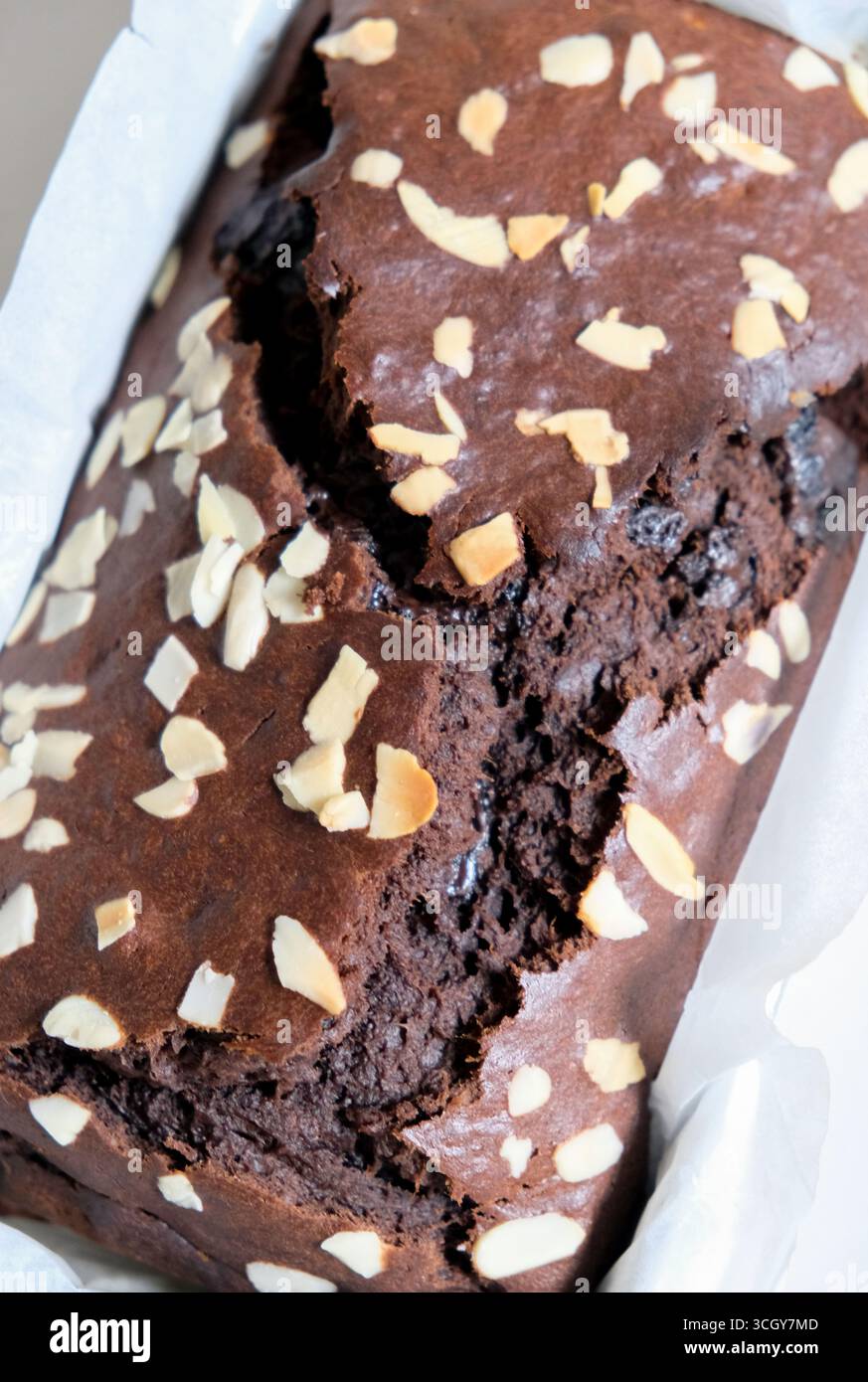 Primo piano di torta al cioccolato con condimento alle mandorle Foto Stock
