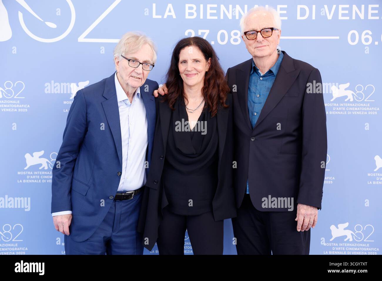 Seymour M Hersh, Laura Poitras e Mark Obenhaus hanno partecipato al photocall di "cover-up" durante la 82a Mostra Internazionale d'Arte cinematografica di Venezia al Palazzo del Cinema al Lido di Venezia, Italia, il 29 agosto 2025. Foto Stock