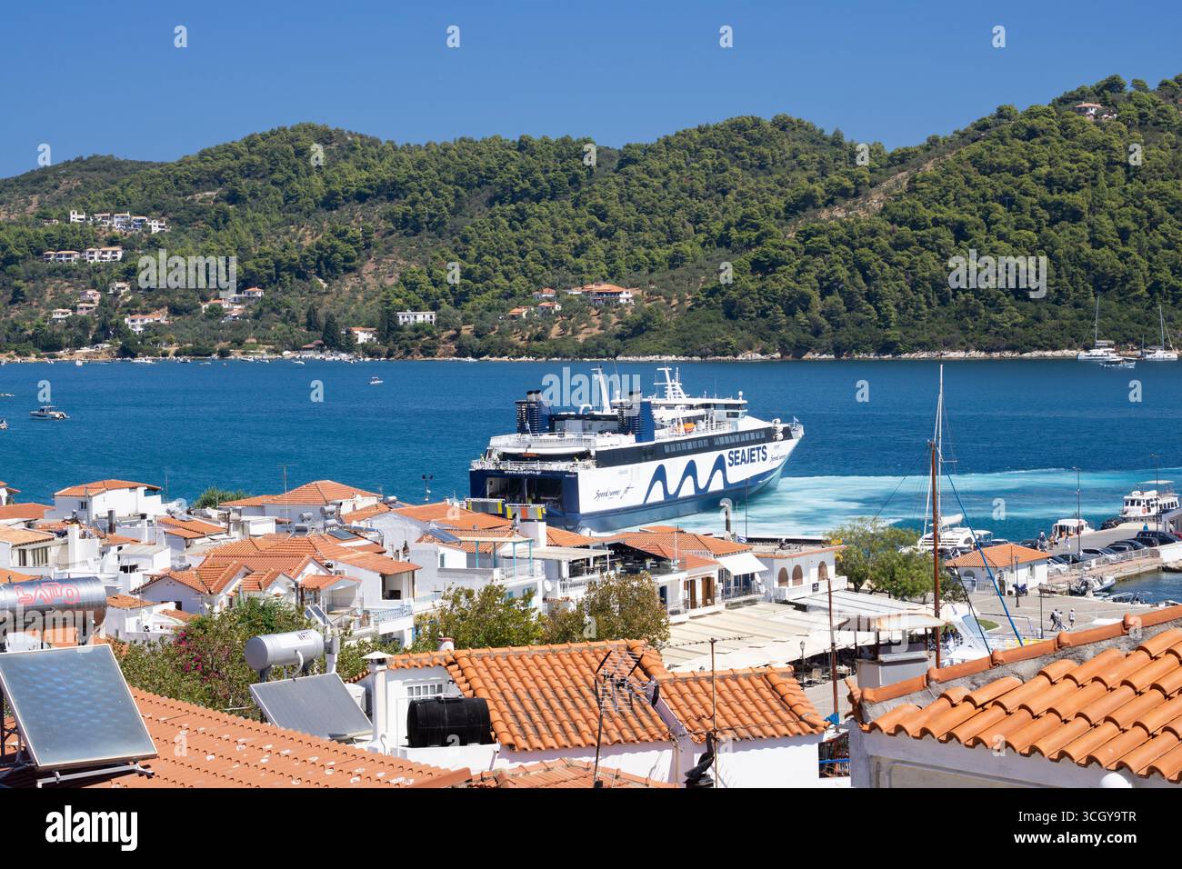 Traghetto passeggeri per gatto marittimo in arrivo a Skiathos Foto Stock
