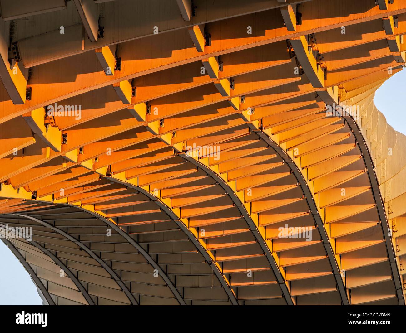 Intricati dettagli di Las Setas a Siviglia, evidenziando le curve dinamiche e i colori caldi della struttura in legno contro il cielo. Foto Stock