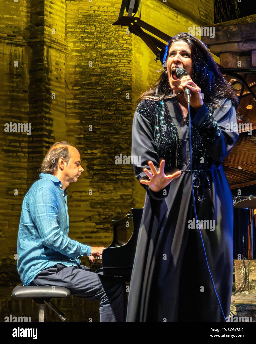 Siviglia, Spagna, 19 agosto 2025, Sara Dowling affascina il pubblico con la sua esibizione jazz nel cortile del Centro Andaluz de AR di Siviglia Foto Stock