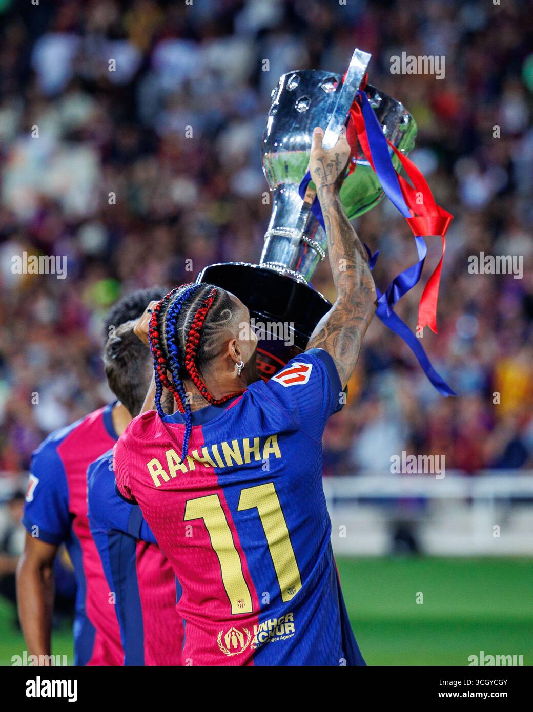 Barcellona, Spagna. 18 maggio 2025. Raphinha festeggia con il trofeo dopo la Liga EA Sports match tra FC Barcelona e Villarreal CF alla E. Foto Stock