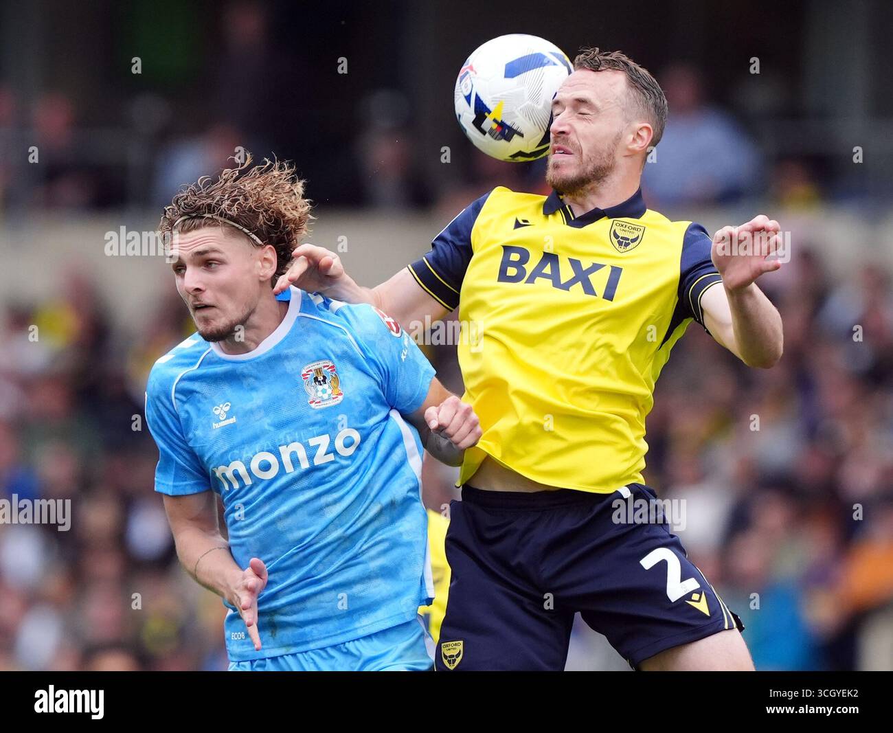 Sam Long (a destra) dell'Oxford United e Jack Rudoni del Coventry City si battono per il pallone durante la partita del campionato Sky Bet al Kassam Stadium di Oxford. Data foto: Sabato 30 agosto 2025. Foto Stock