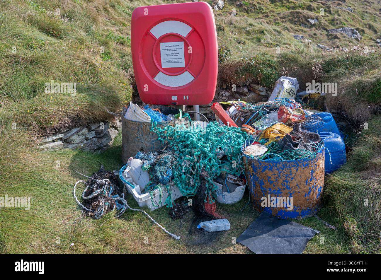 Plastica e altri rifiuti raccolti dalla remota spiaggia della Cornovaglia. Cornovaglia, Regno Unito Foto Stock