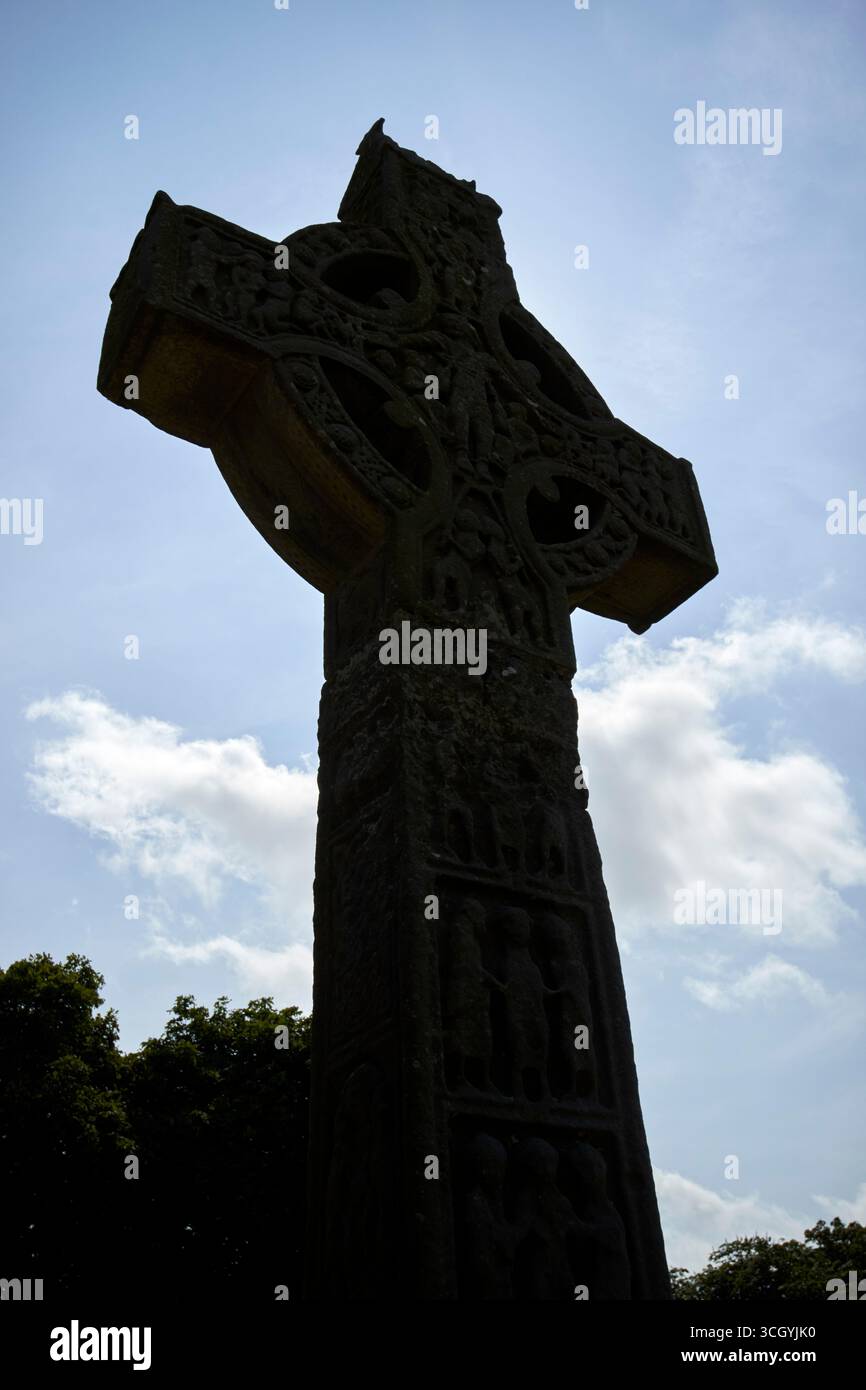 sagoma dell'alta traversa occidentale di monasterboice rovine dell'insediamento monastico cristiano della contea di louth repubblica d'irlanda Foto Stock