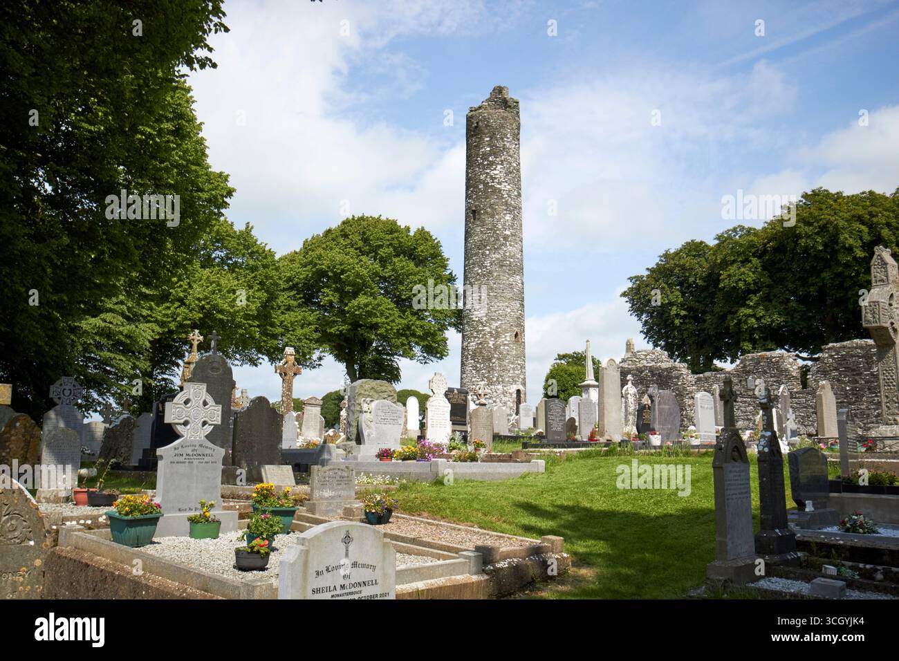 la torre rotonda di monasterboice rovina il primo insediamento monastico cristiano della contea di louth, repubblica d'irlanda Foto Stock