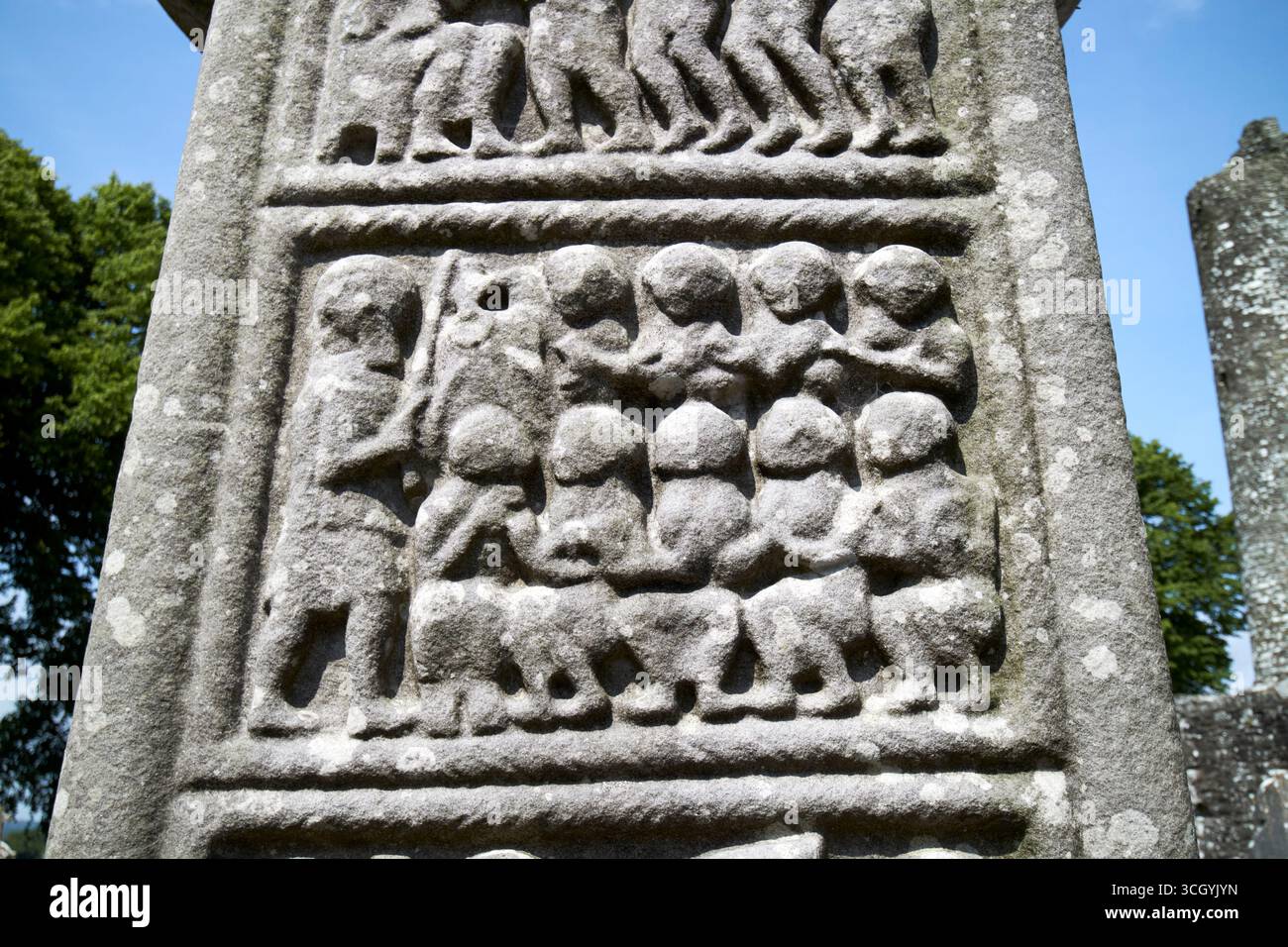 mosè attingendo l'acqua dai dettagli della roccia sulla parete est dell'alta croce muiredachs rovine di monasterboice, insediamento monastico cristiano della contea di louth repu Foto Stock