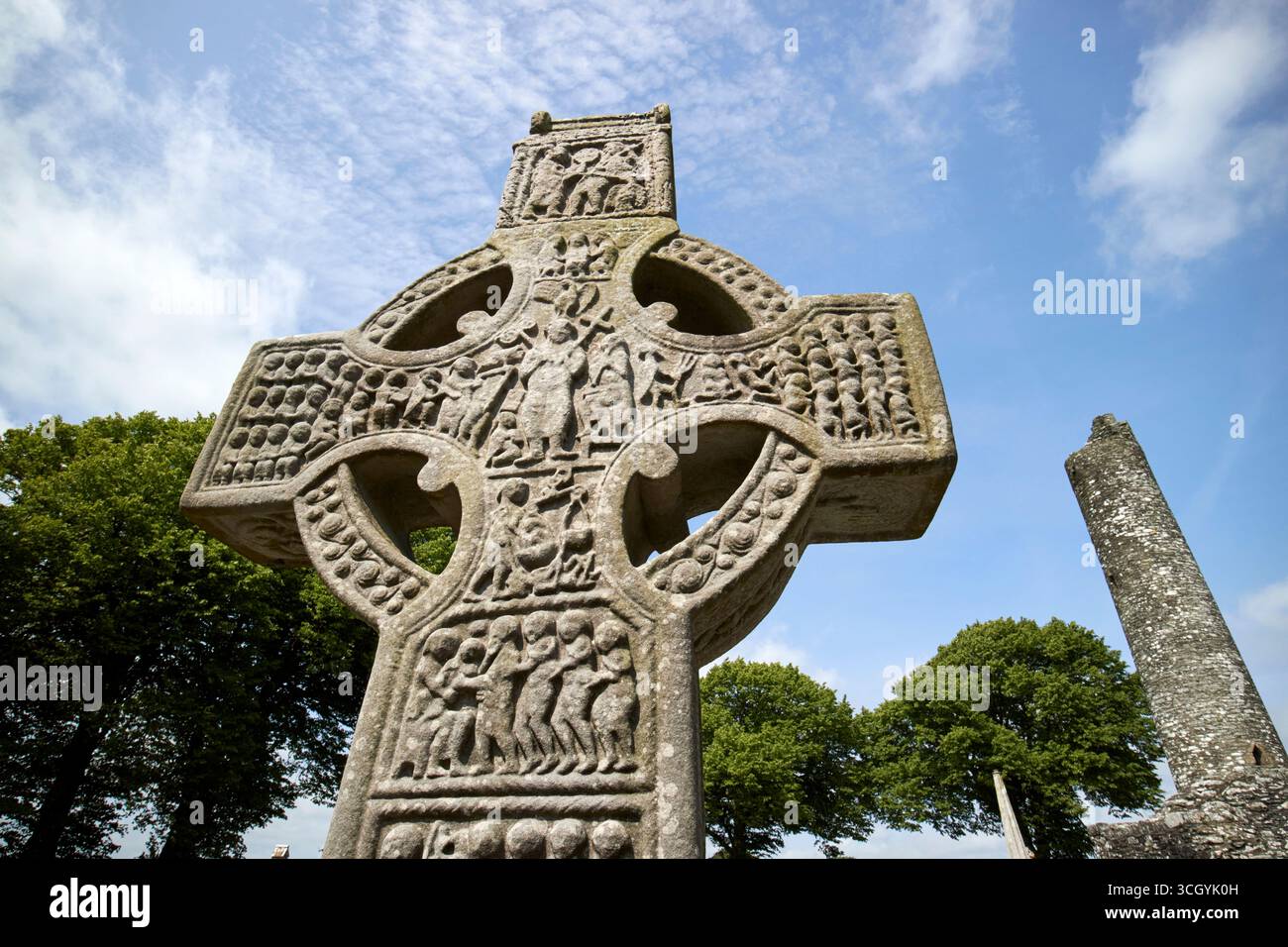 faccia orientale raffigurante la testa del giudizio universale e la cima della croce alta muiredachs rovine di monasterboice insediamento monastico cristiano della contea di louth repu Foto Stock