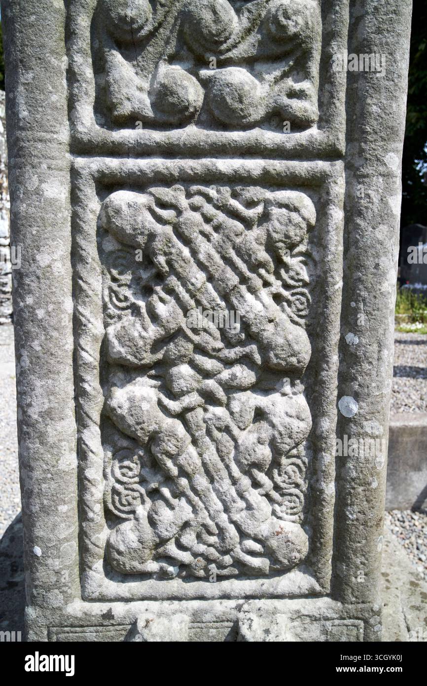 pannello decorativo interlacciato con dettagli di otto uomini sulla parte inferiore sud della croce alta muiredachs rovine di monasterboice primi insediamenti monastici cristiani Foto Stock