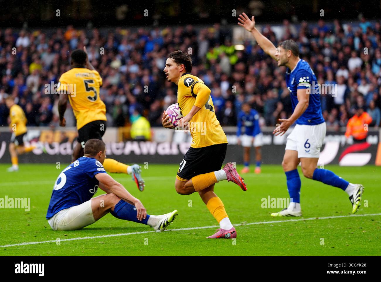 Rodrigo Gomes (centro) del Wolverhampton Wanderers riporta la palla a metà strada dopo aver segnato il secondo gol a squadre durante la partita di Premier League al Molineux Stadium di Wolverhampton. Data foto: Sabato 30 agosto 2025. Foto Stock